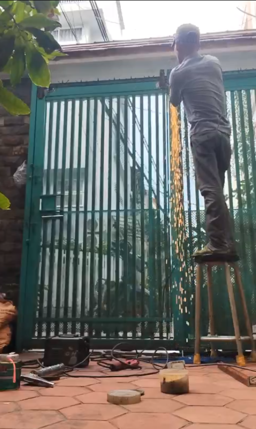 thay bánh xe cửa lùa